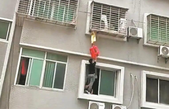 “举凳侠”，帅呆了！