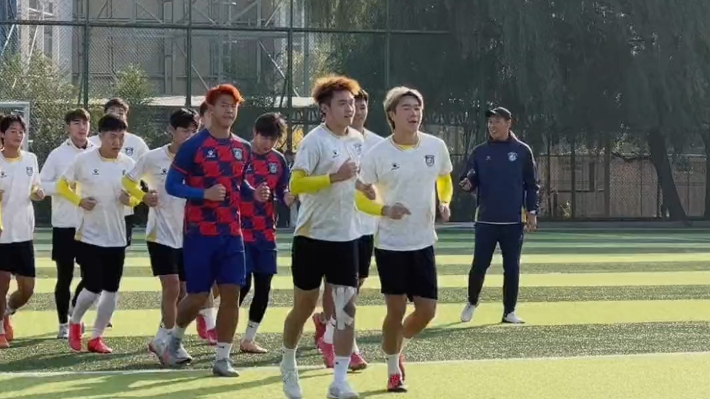 果然视频｜泰山城建队开放日，球迷呐喊响彻球场，近距离get队员签名