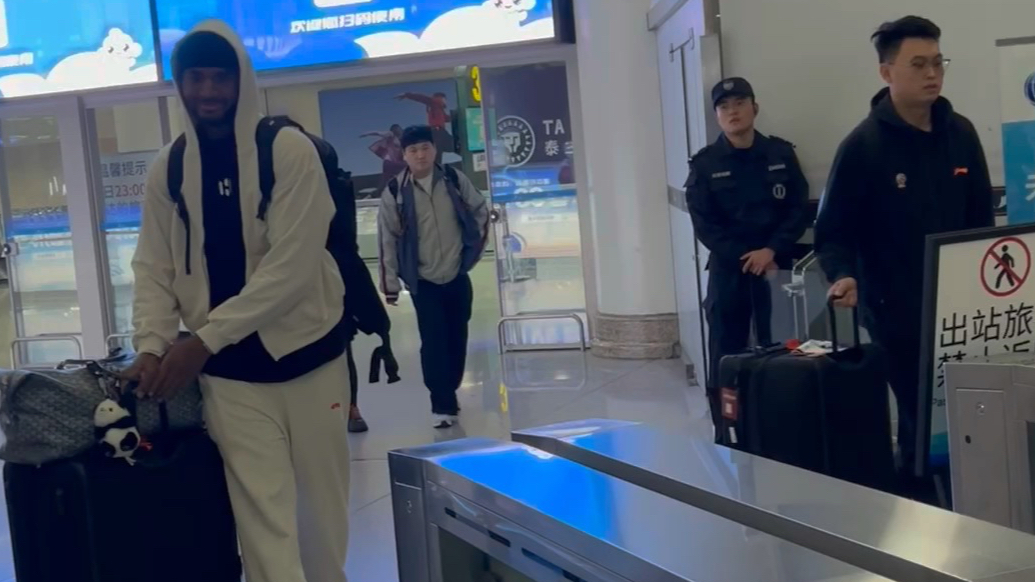 果然视频|克里斯抵达济南与球队会合，高校助威团球迷组织接机