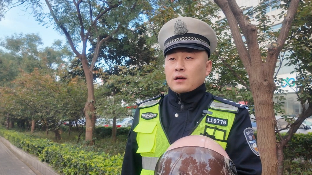 珍爱生命从“头”开始！如何正确佩戴头盔？峄城交警来教你