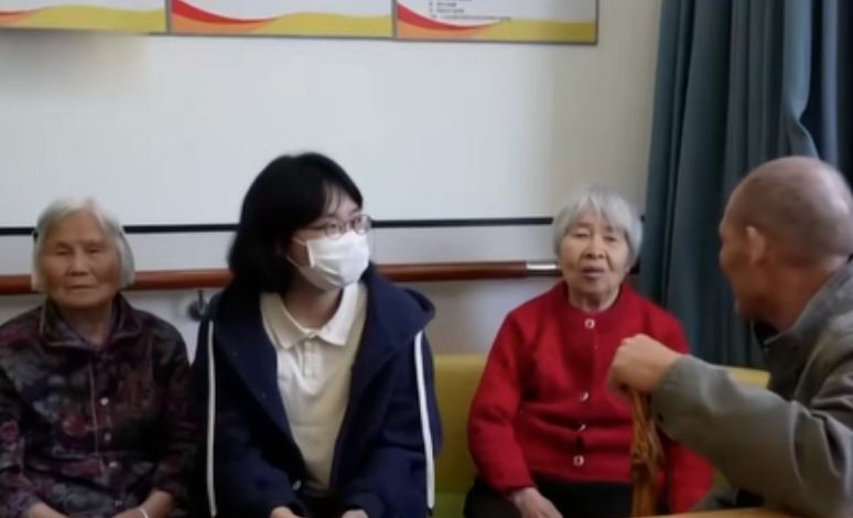 年轻人“扎进”养老院：1500包吃住，情感上还能实现双向奔赴