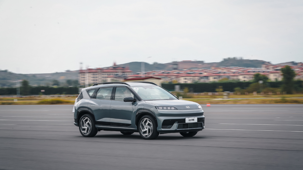 硬核场地实测！北京现代EO羿欧高环疾驰+麋鹿绝杀，弯道不怯场