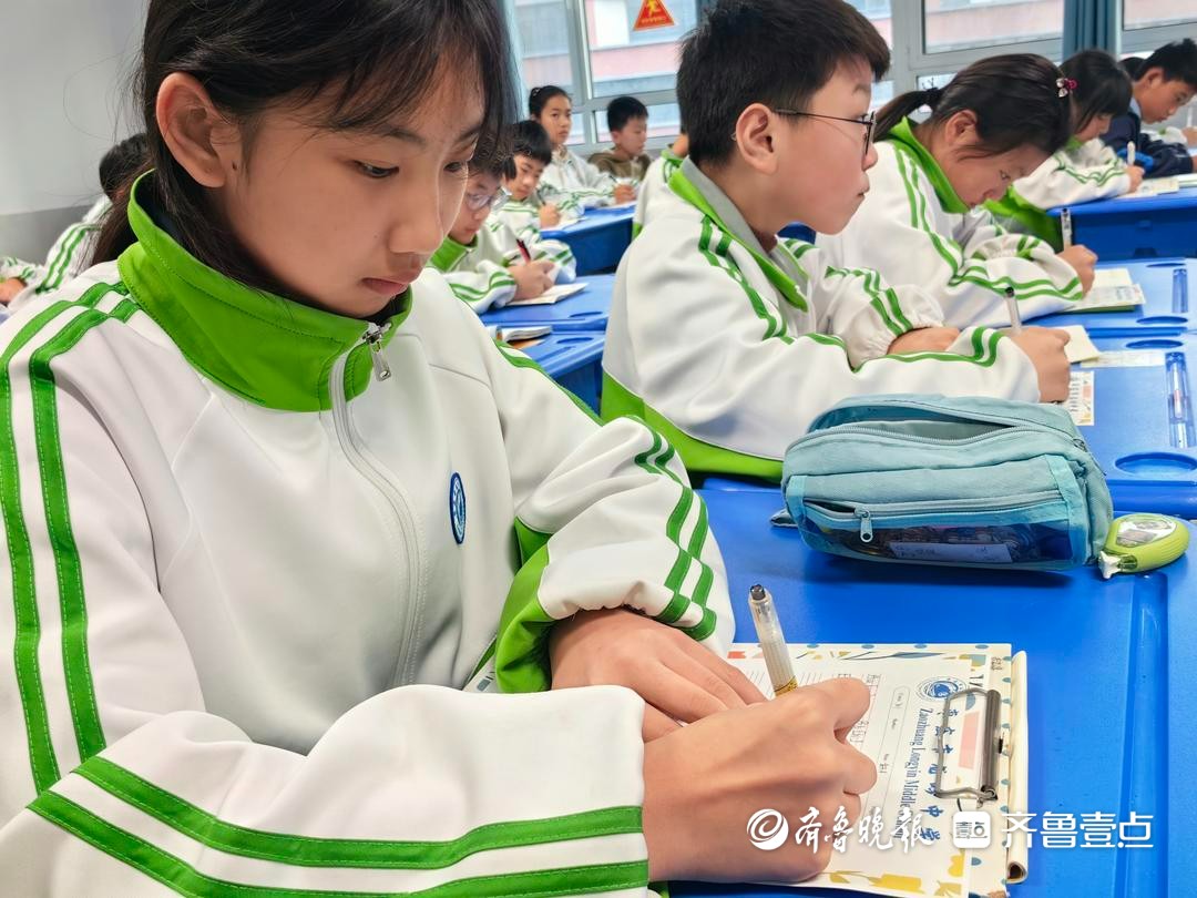 枣庄市龙吟中学开展英语书法大赛