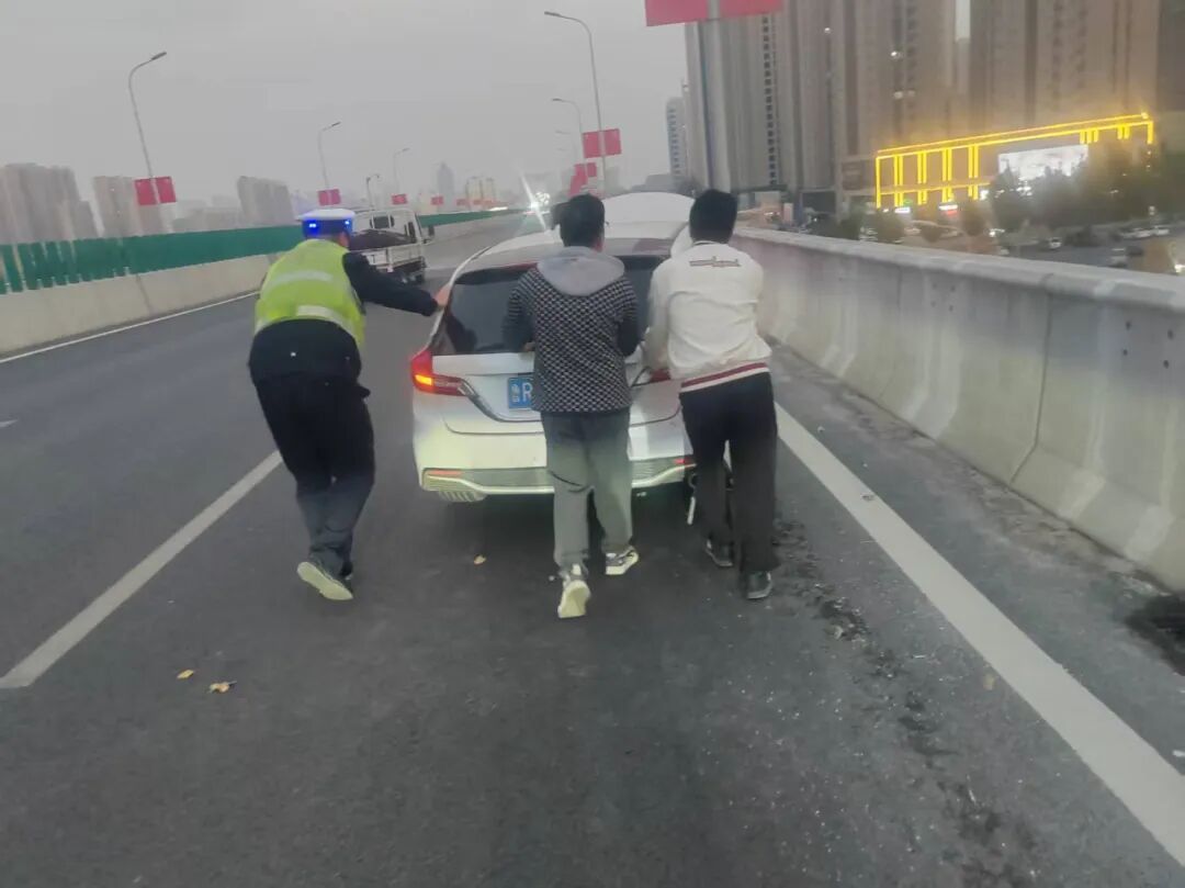 快速路故障车“抛锚”，菏泽交警化身“推车工”暖心救助
