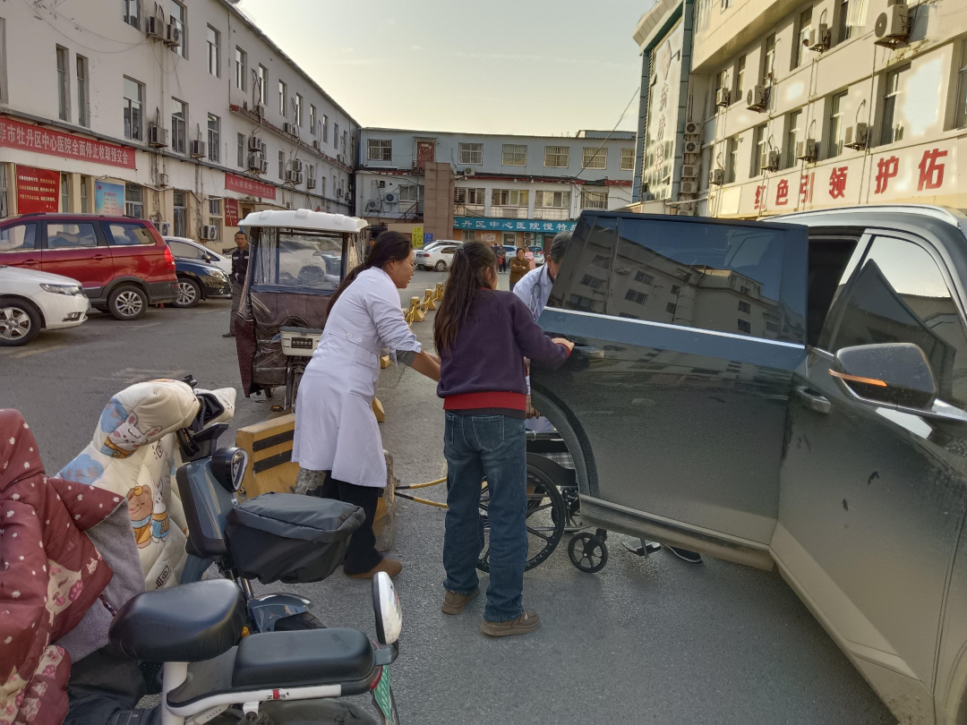 “警察同志，帮帮忙……”警车开道，为突发心脏病患者紧急就医！