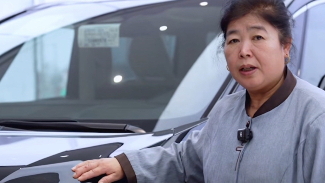 从擦车到说车！反差感拉满，58岁保洁阿姨凭“土味说车”走红