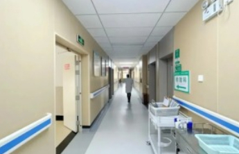 女孩引产遭拒诞下女婴被医生违规抱养续：医院处罚5人，女婴抚养问题在解决中