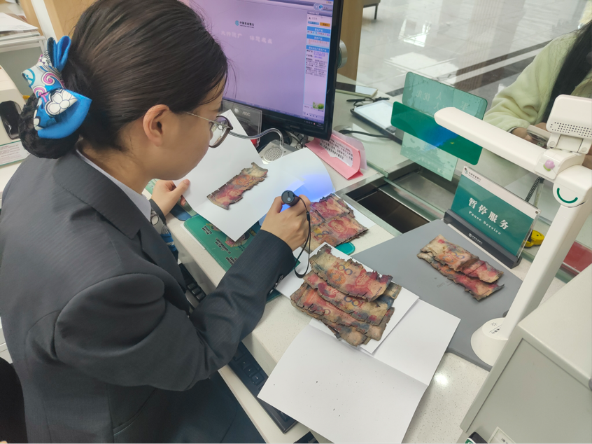 十三载尘埋藏旧忆 农行温情兑初心—暖心修复破损币诠释责任担当