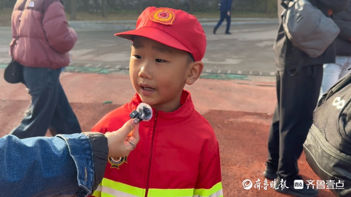果然视频｜小朋友化身小小“消防员”，消防开放日深受萌娃们欢迎