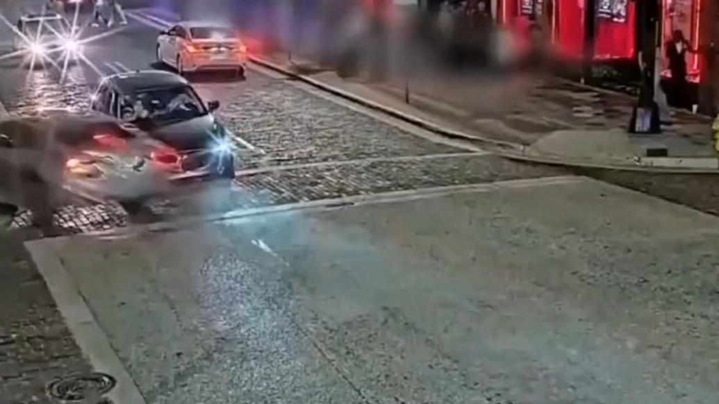 果然视频·看天下|逃避警方追捕，美一超速车致4死11伤