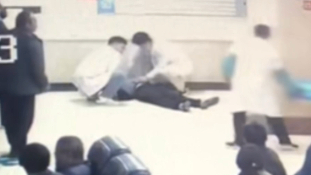 滨州一患者突然昏迷倒地，监控记录急速营救