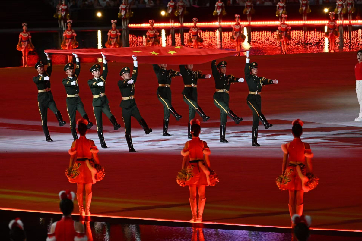 图集|开幕式上的庄严时刻：五星红旗入场，全场肃立高唱国歌