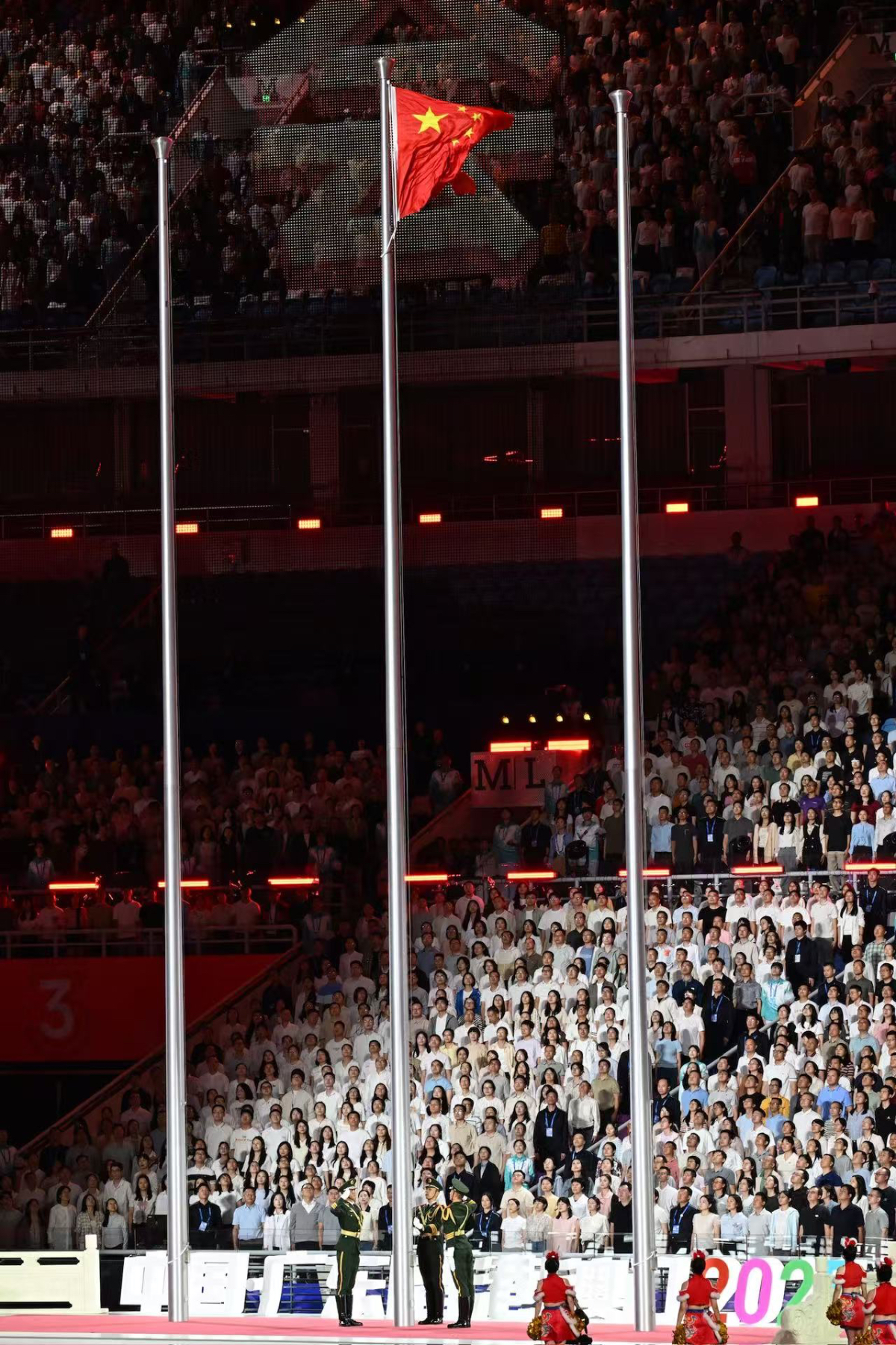 图集|开幕式上的庄严时刻：五星红旗入场，全场肃立高唱国歌