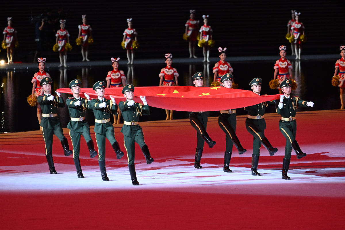 图集|开幕式上的庄严时刻：五星红旗入场，全场肃立高唱国歌