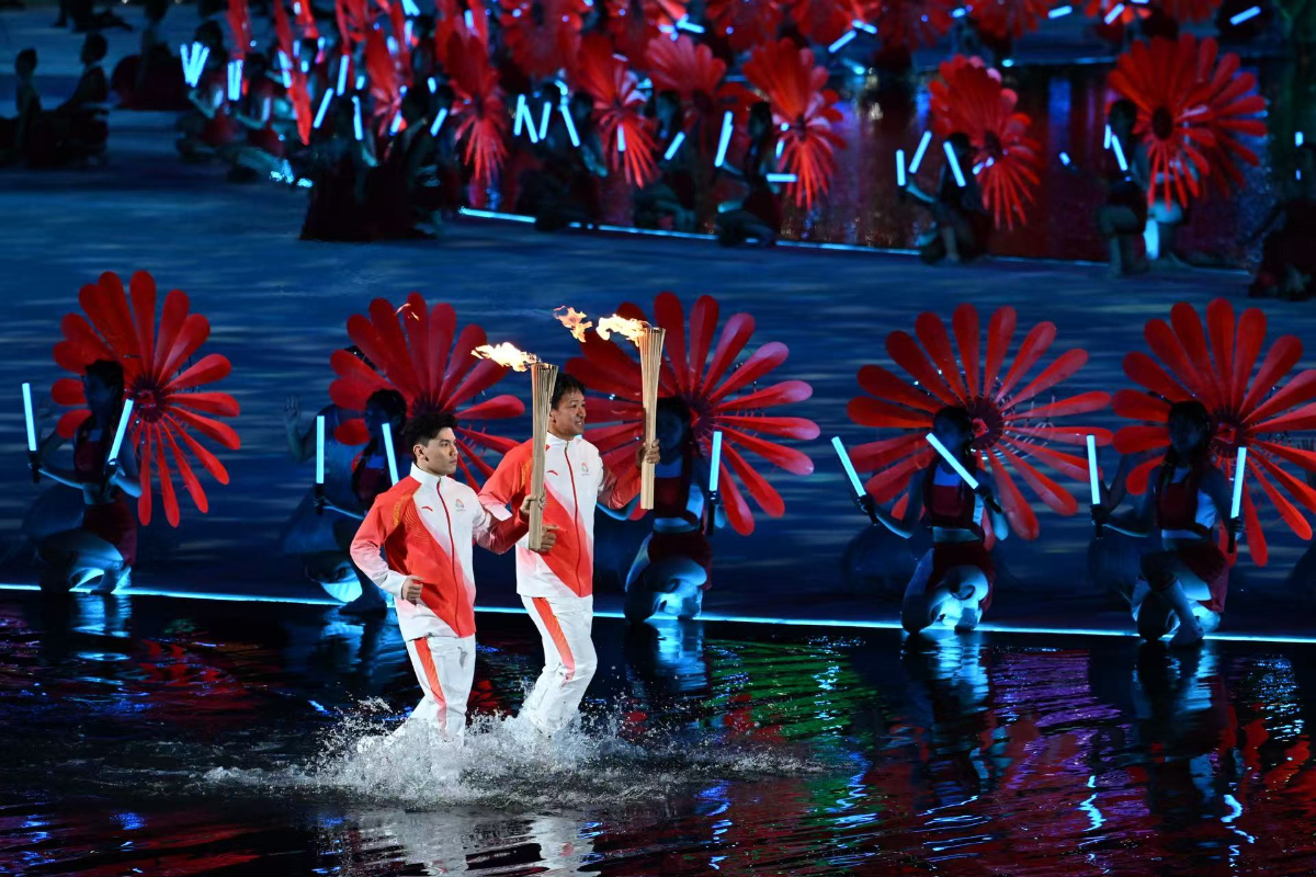 图集|全运火炬依次传递，主火炬点燃瞬间震撼全场