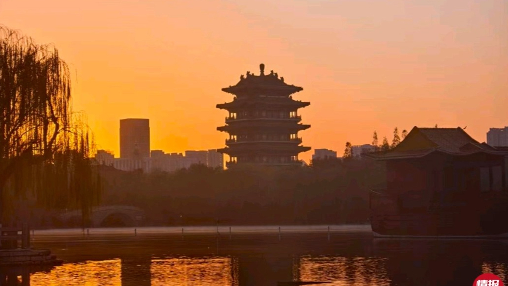 天气情报站|济南清晨橘红色晕染天空如诗如画，日出东方霞光满天