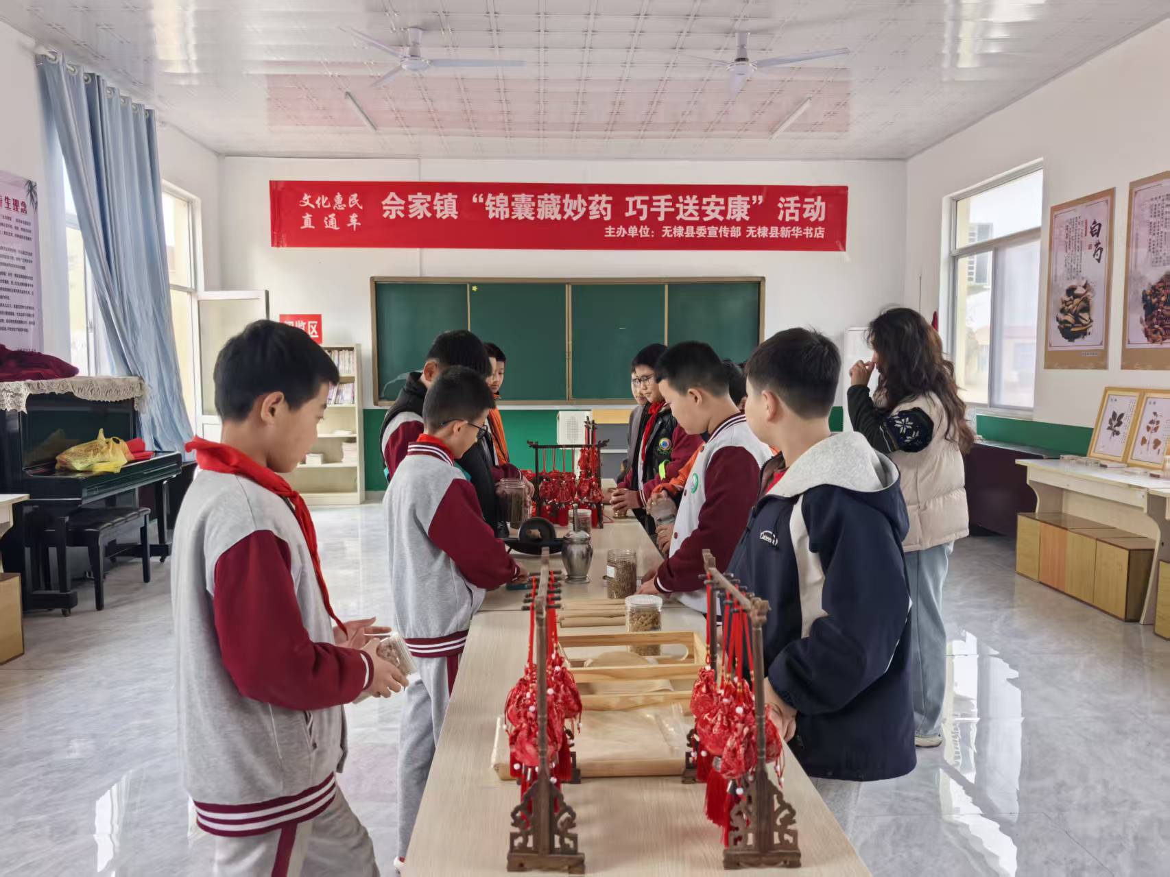 无棣县佘家镇开展“锦囊藏妙药，巧手送安康”中医药文化体验活动