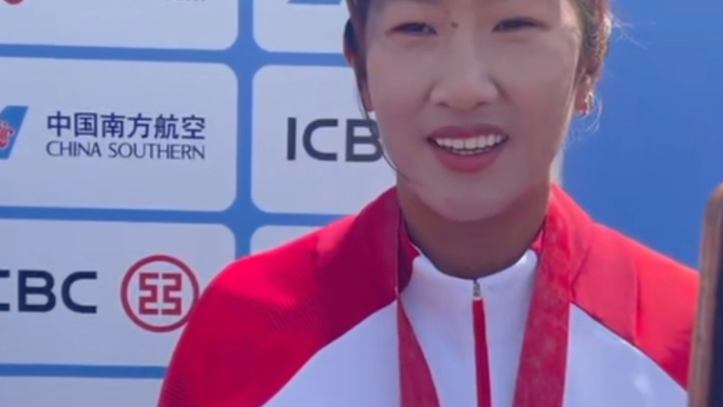 果然视频｜赛艇女子单人双桨摘银，鲁诗雨：努力了，就没有不开心