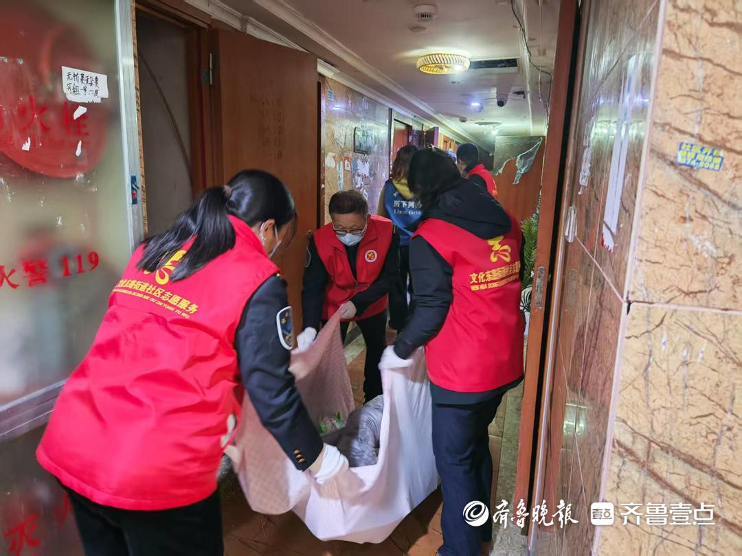 助力社区环境整治，济南公交志愿者在行动