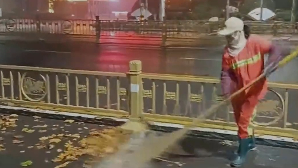 果然视频丨应对落叶高峰，济宁人机协同巡回清扫