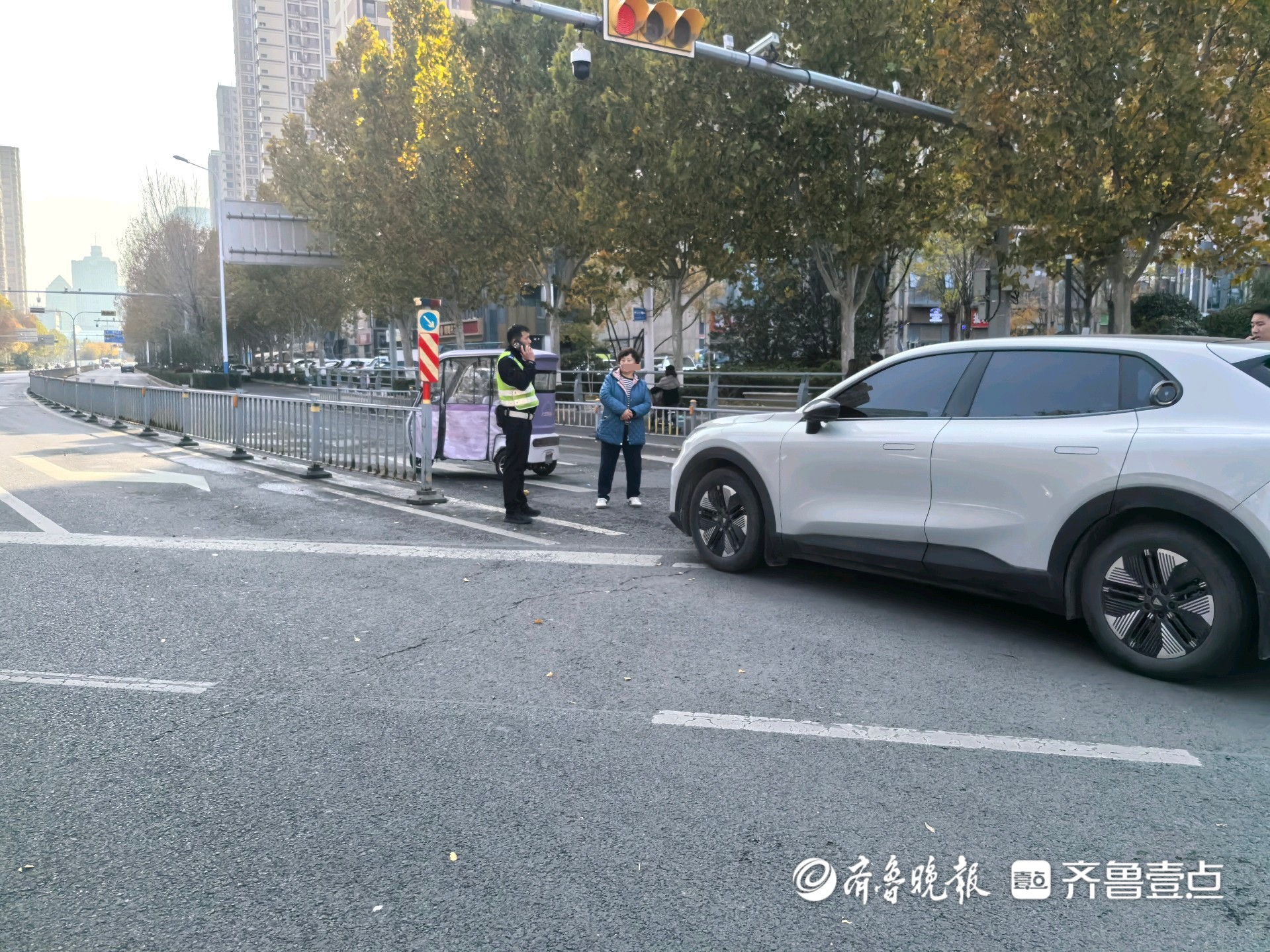 情报站|济南堤口路附近轿车与电动三轮发生碰撞，交警已到现场！