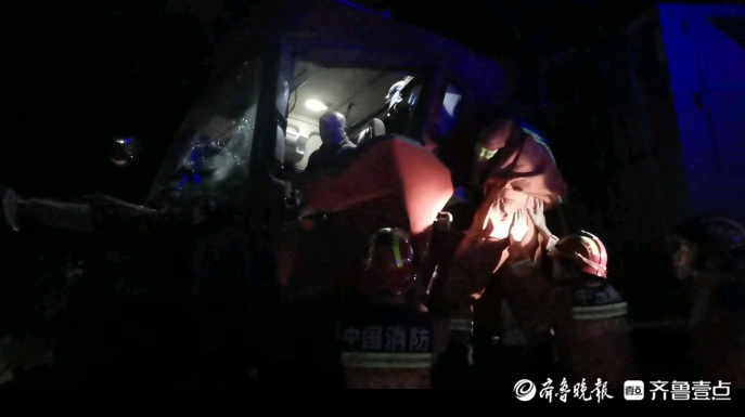 果然视频|两货车凌晨发生追尾事故，消防员到场破拆救援