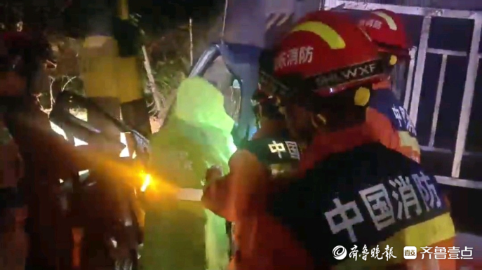 果然视频|货车失控撞上限高杆，消防员破拆驾驶室救出司机