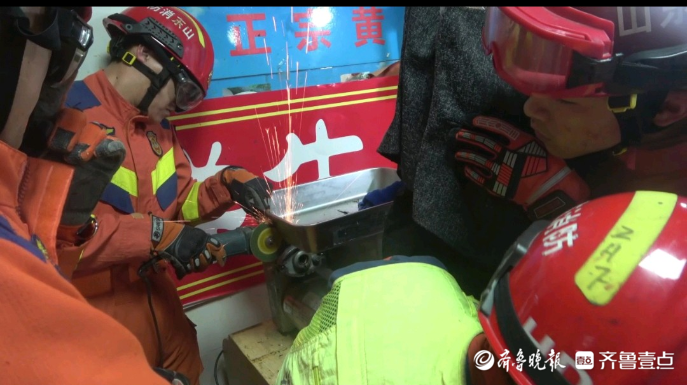 果然视频|女子被绞肉机“咬”住手，消防员拆机施救