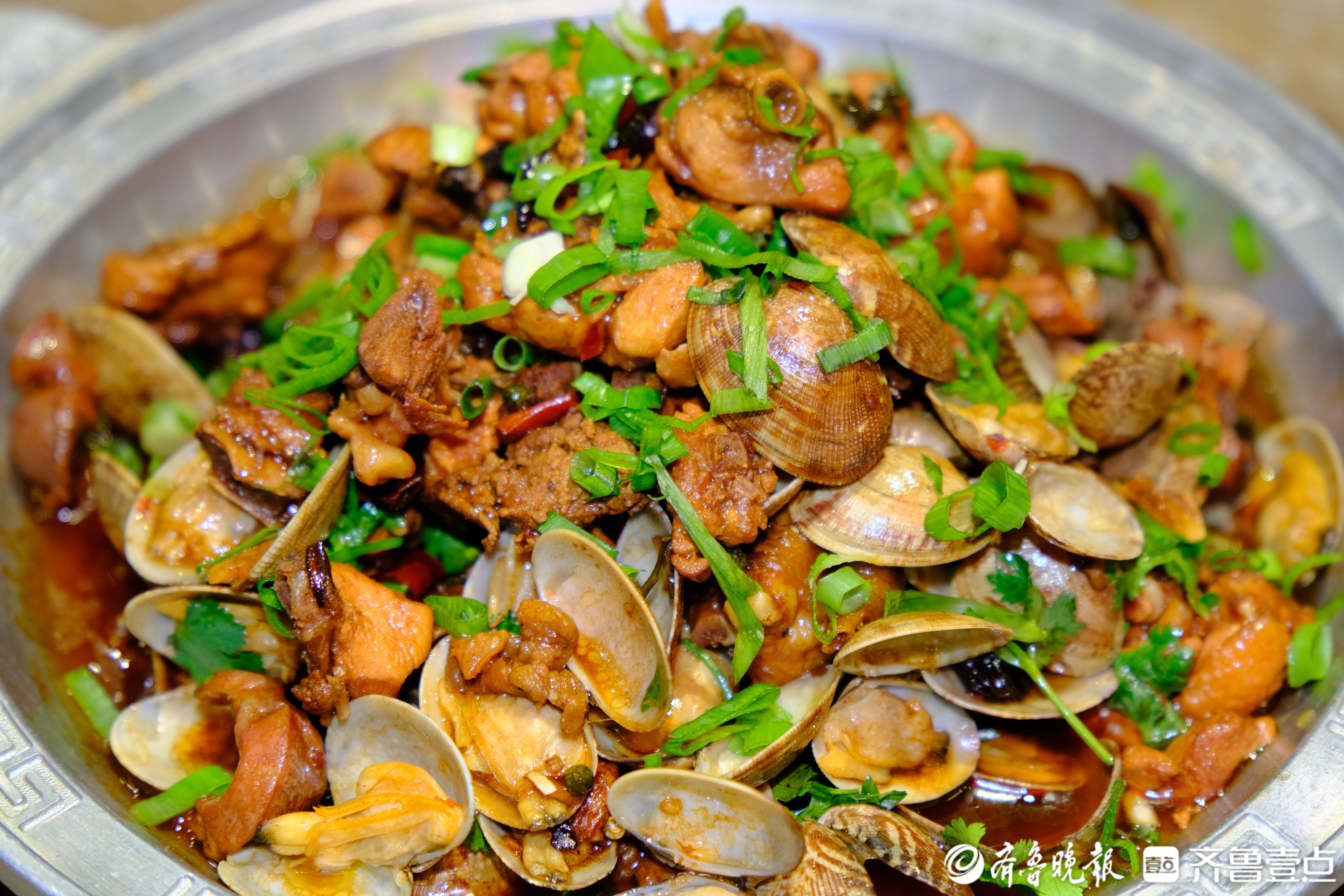 寻味石臼老店·创新蛤蜊小抓鸡｜一道蛤蜊鸡，炒出奋斗梦