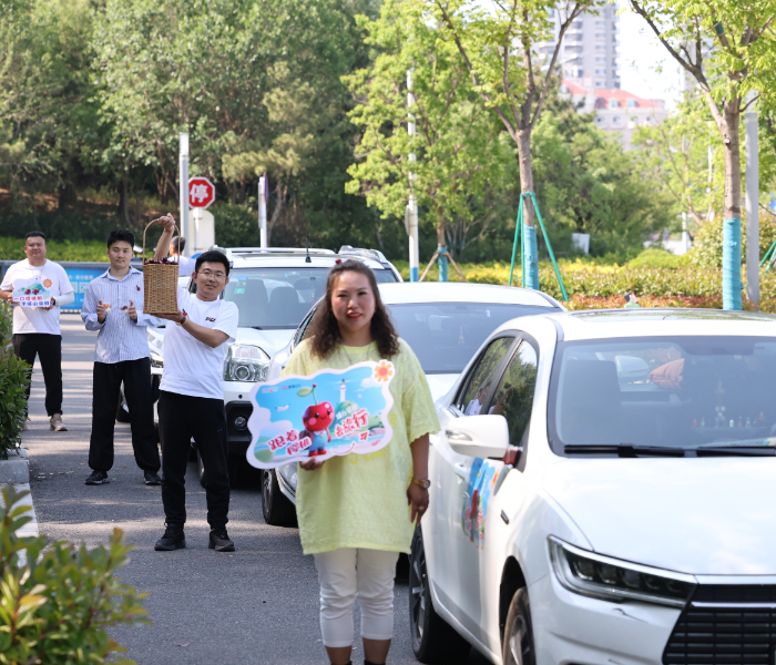 为充分挖掘烟台新玩法，提升城市吸引力，在烟台大樱桃上市季节，烟台策划推出“跟着樱桃去旅行”文旅营销活动，以“物产+文旅”双向传播为路径，通过特产交换、网红代言、樱桃主题网约车等方式，深度讲好烟台好品故事。