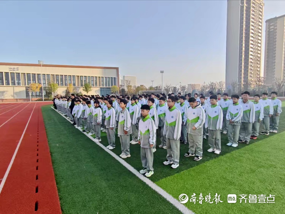 枣庄市龙吟中学颁发“优胜班级”流动红旗