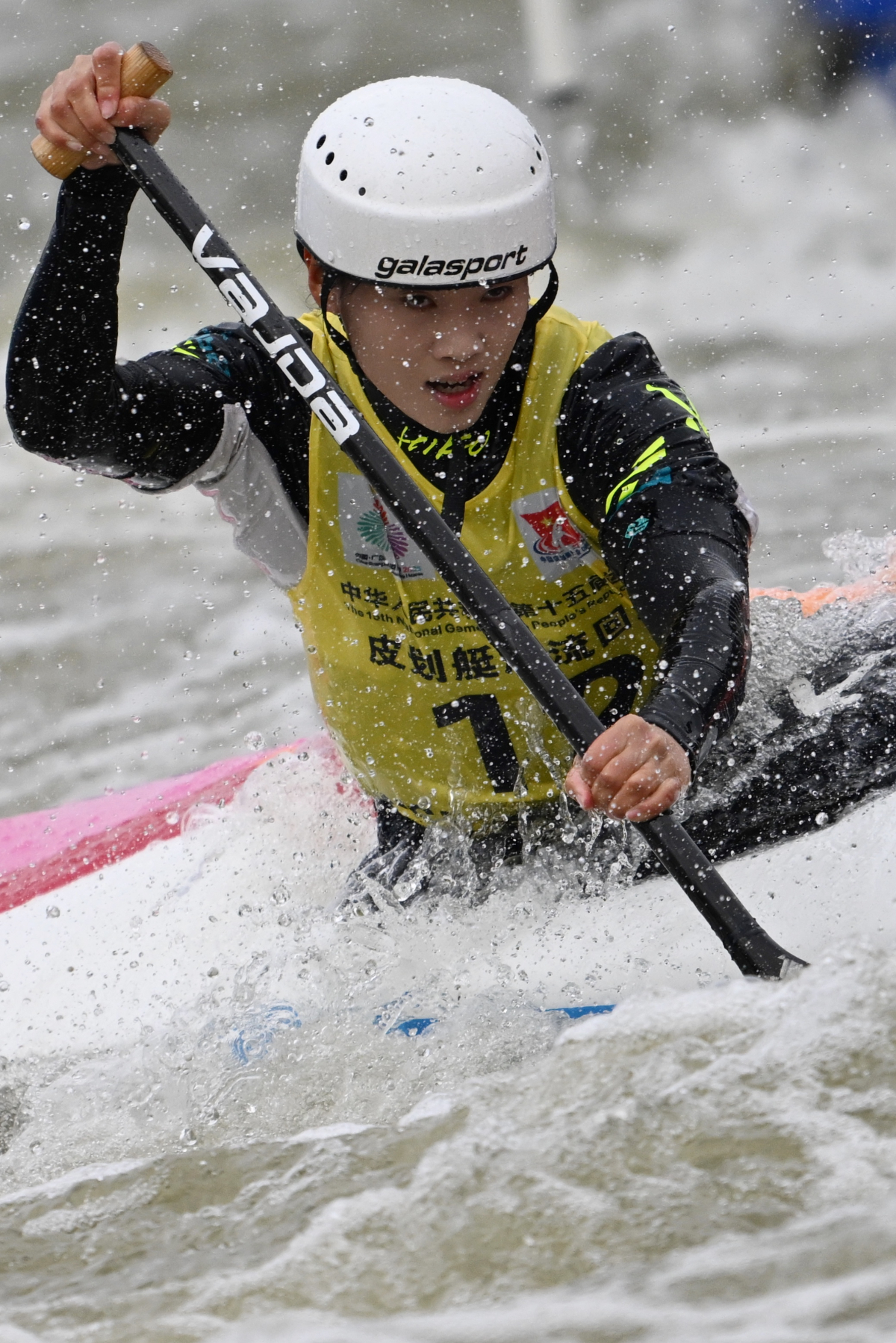 图集|女子皮划艇激流回旋预赛，山东队员许嘉琪、任烨顺利晋级