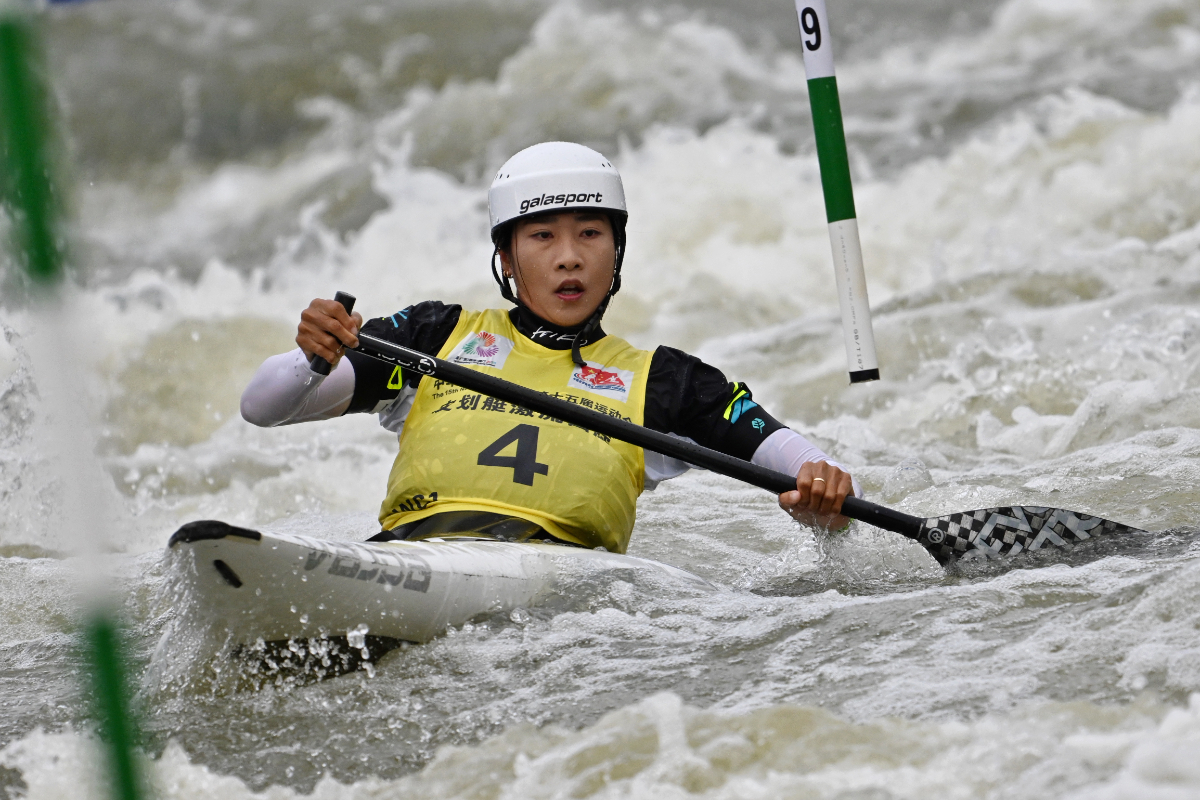 图集|女子皮划艇激流回旋预赛，山东队员许嘉琪、任烨顺利晋级