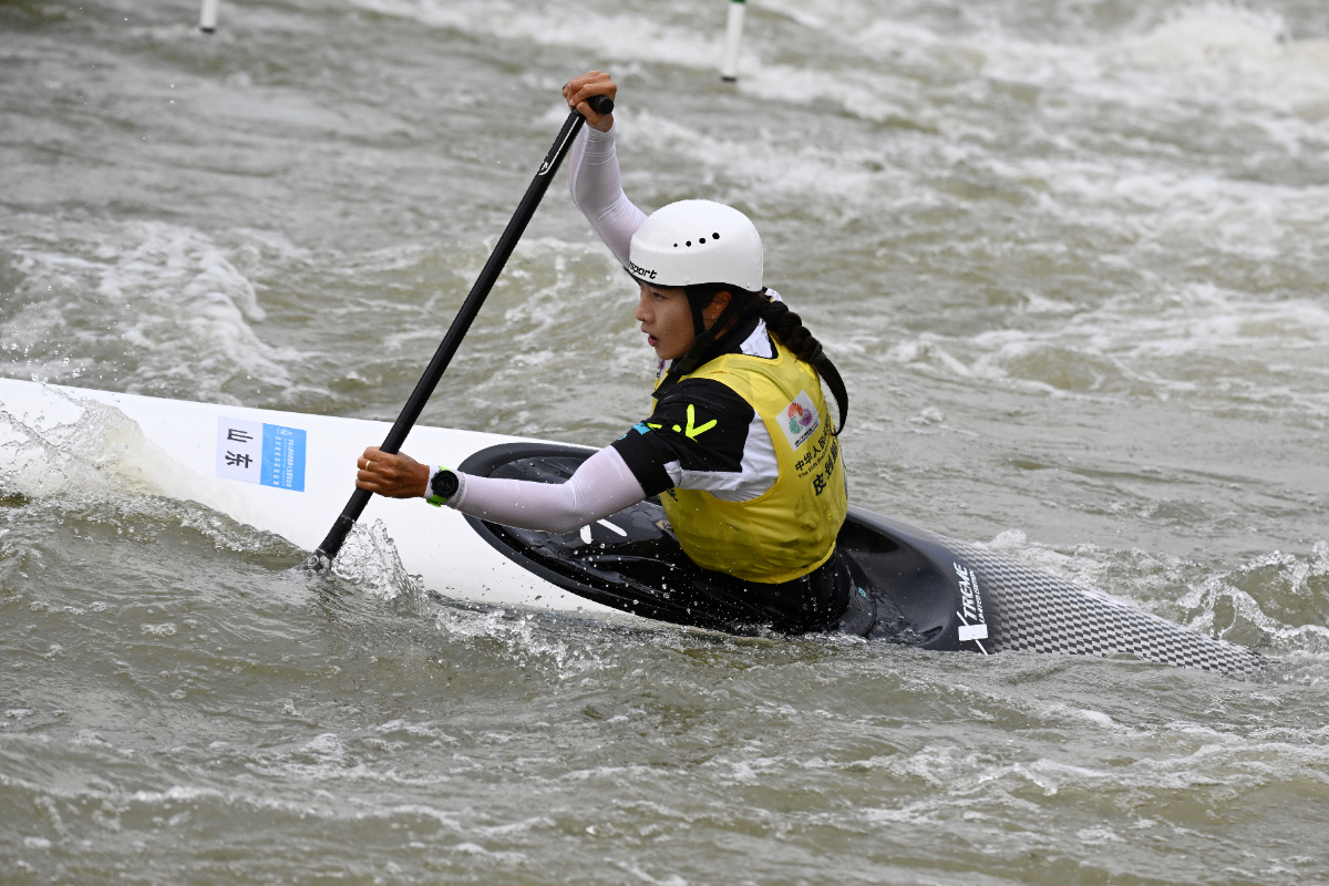 图集|女子皮划艇激流回旋预赛，山东队员许嘉琪、任烨顺利晋级