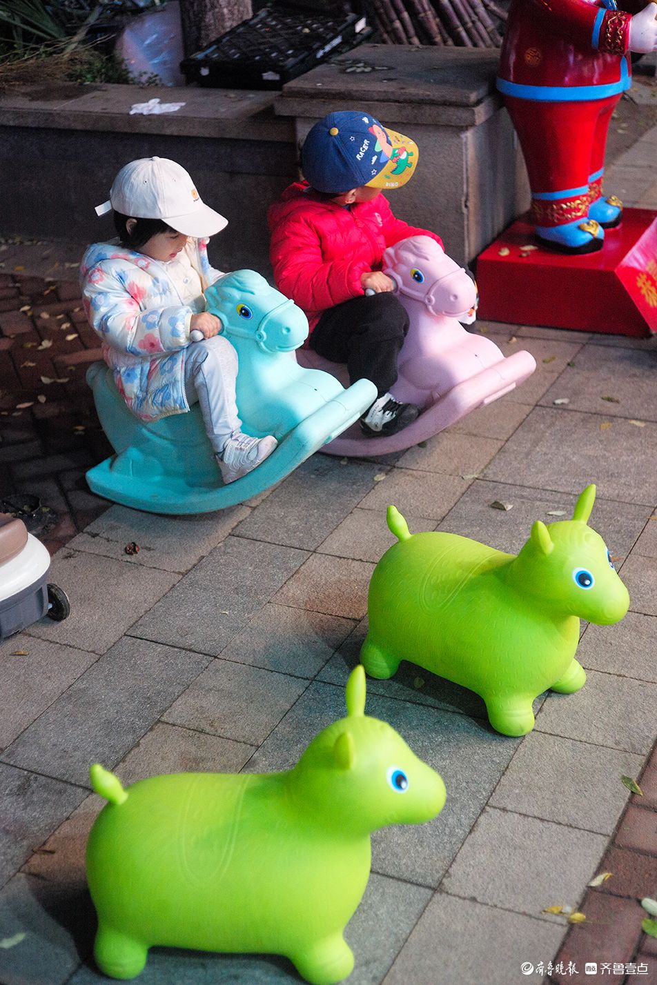 今视角|卤味店门前的童趣玩具