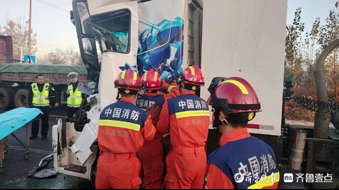 果然视频|男子因追尾事故被困货车驾驶室，消防员破拆将其救出