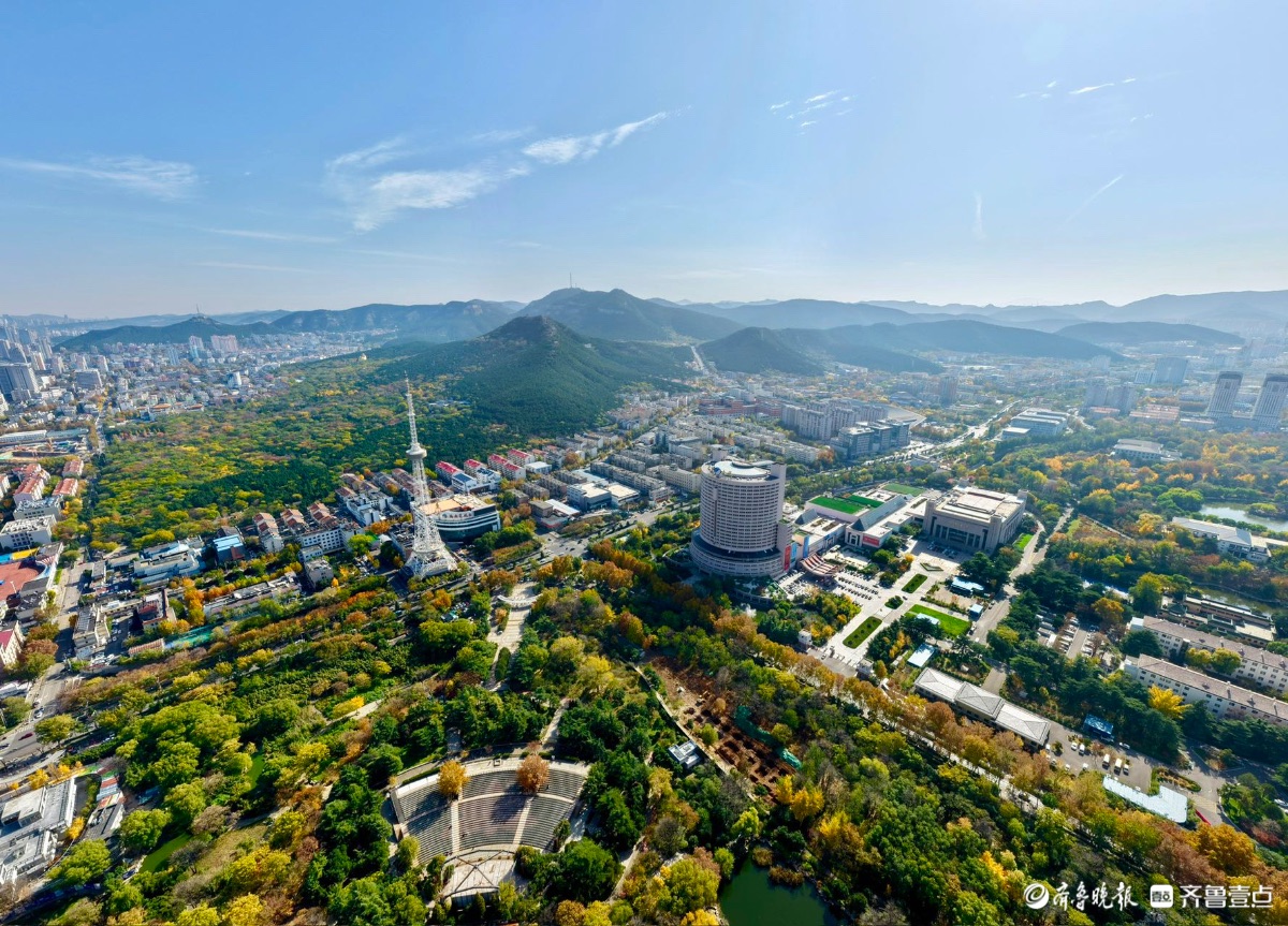 初冬的泉城公园色彩斑斓，层林尽染间泼墨挥毫