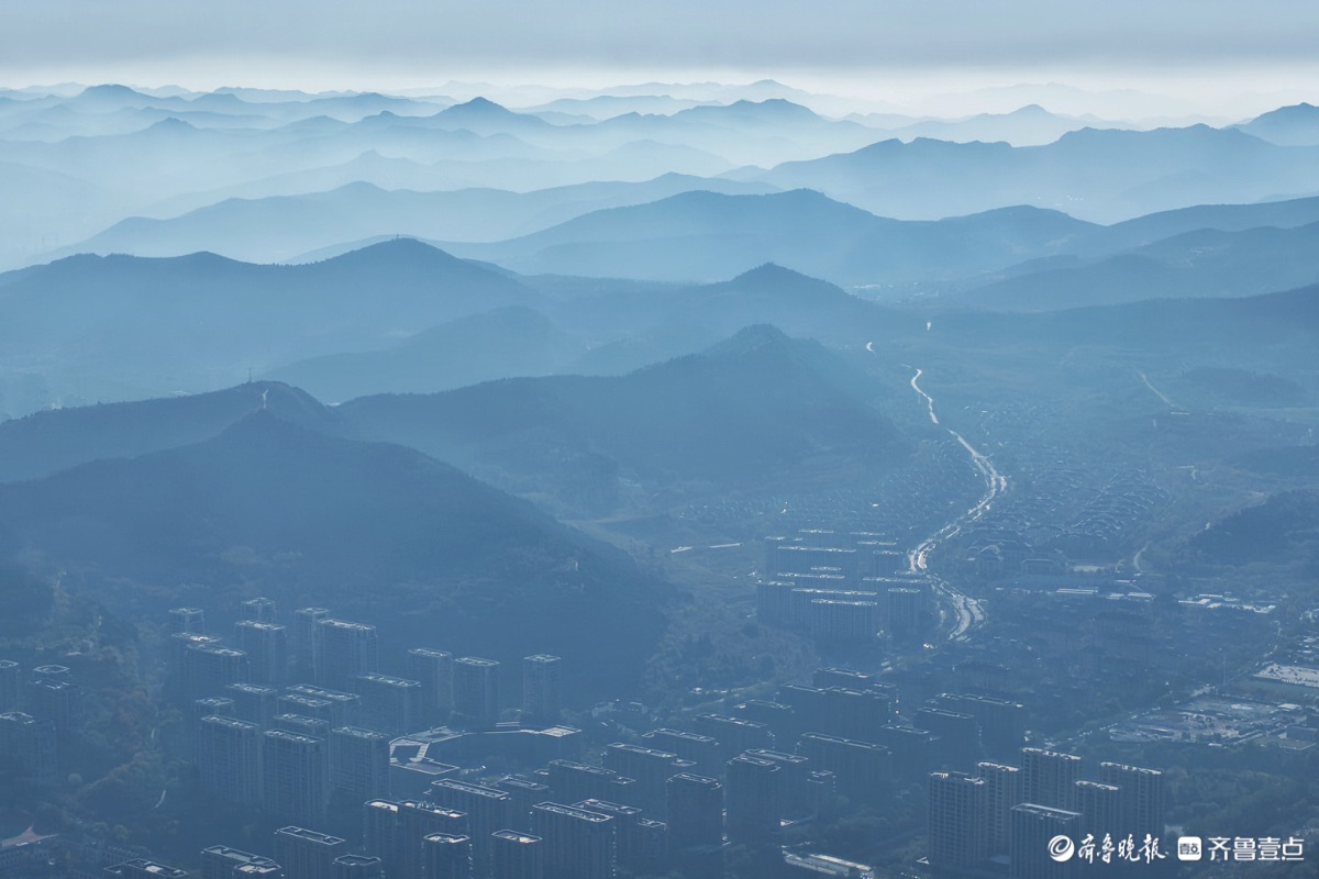 远瞰南部山区，连绵起伏