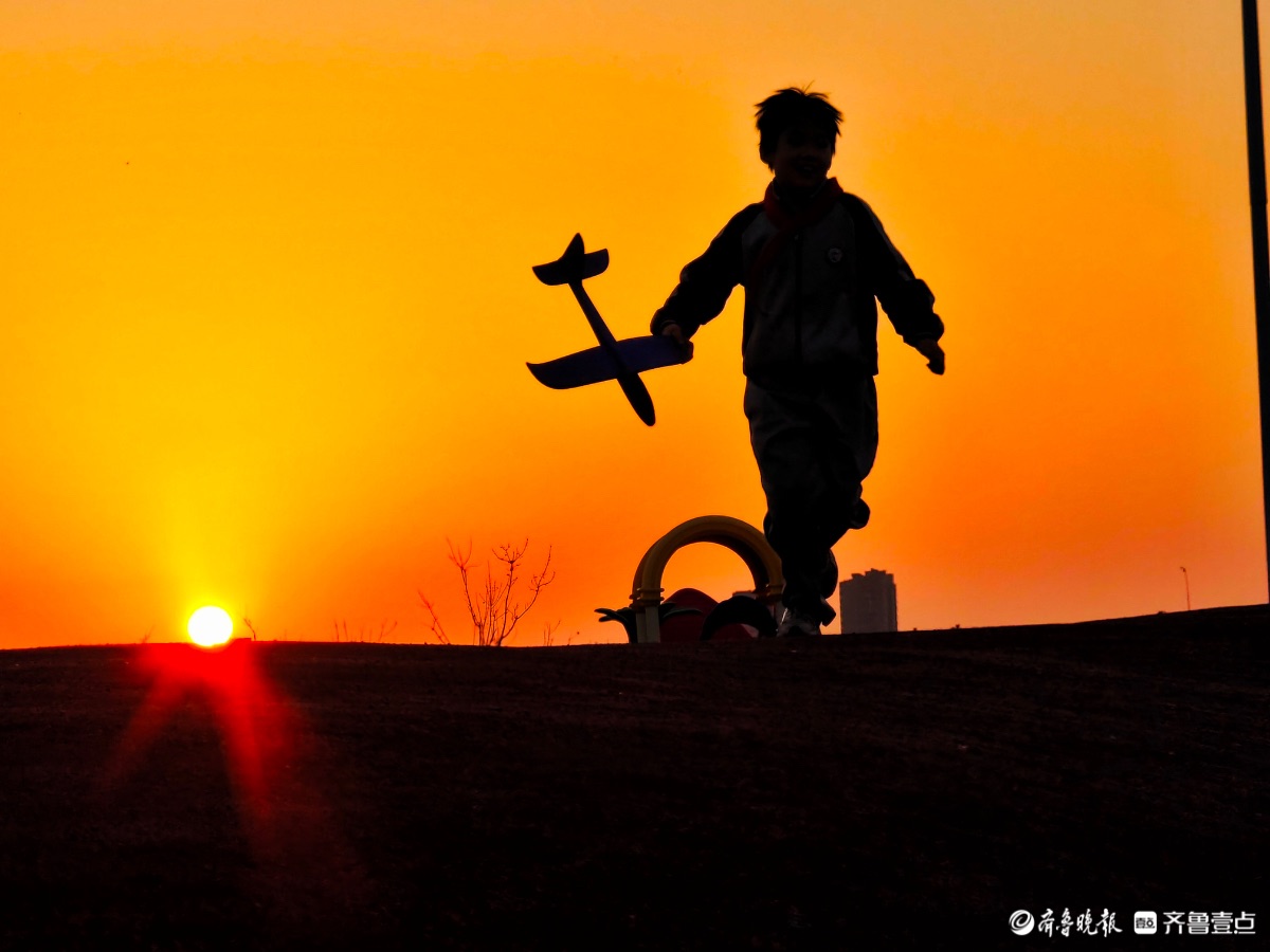 夕阳西下，儿童放飞梦想
