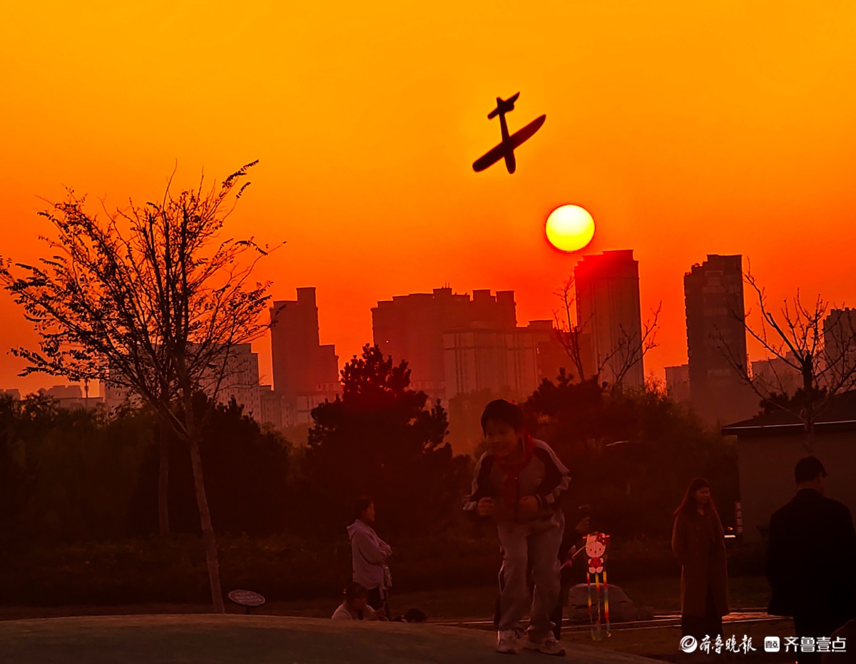夕阳西下，儿童放飞梦想