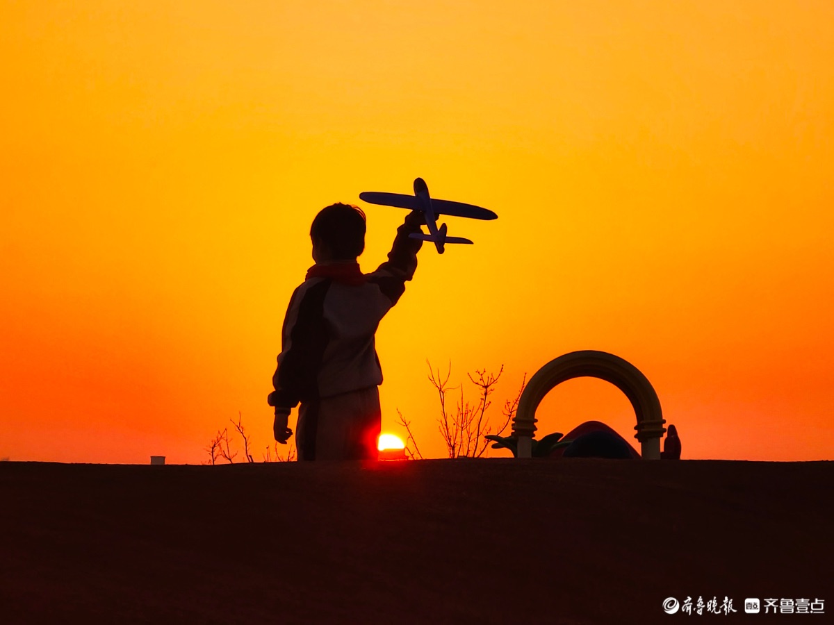 夕阳西下，儿童放飞梦想