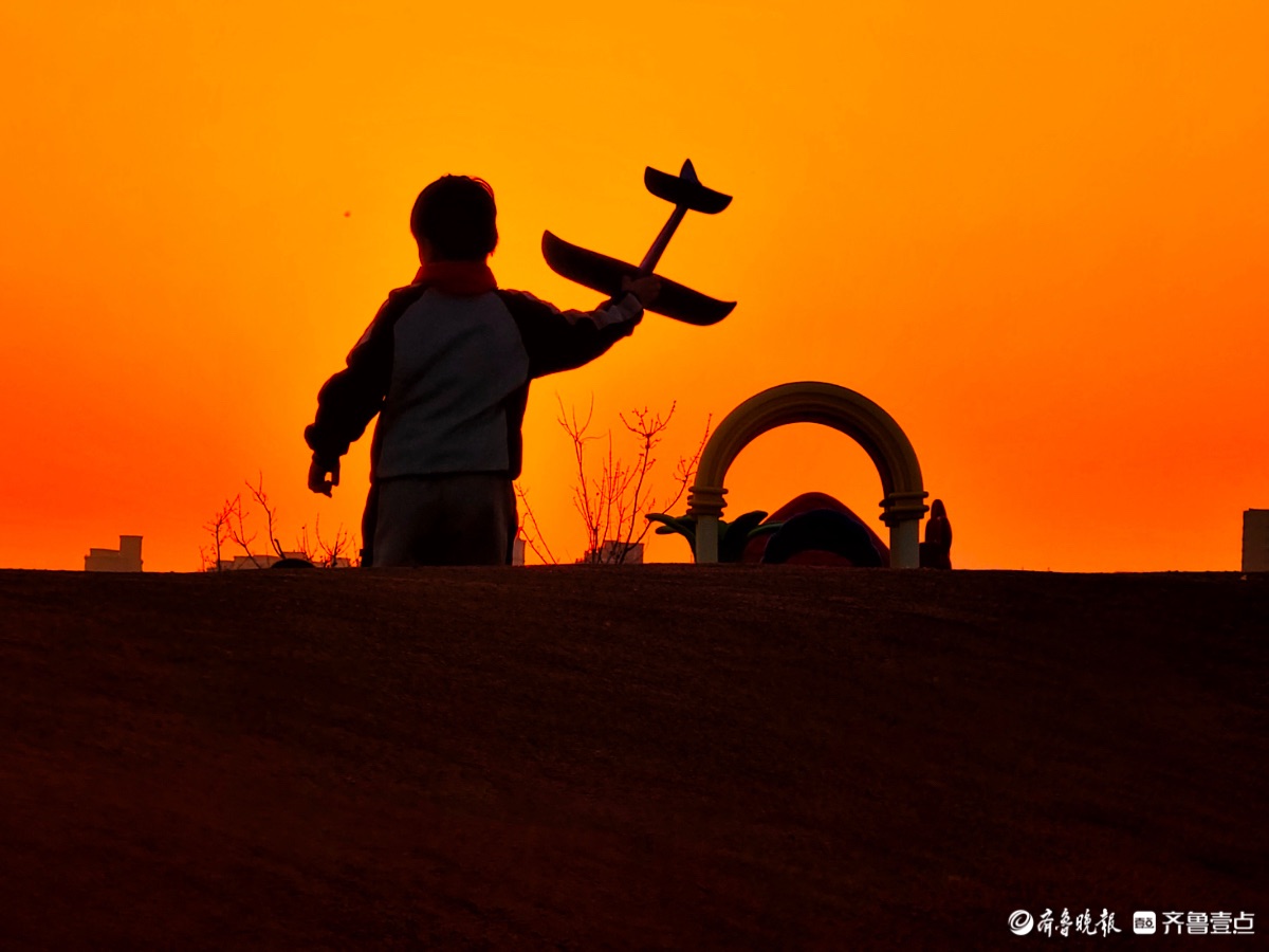 夕阳西下，儿童放飞梦想