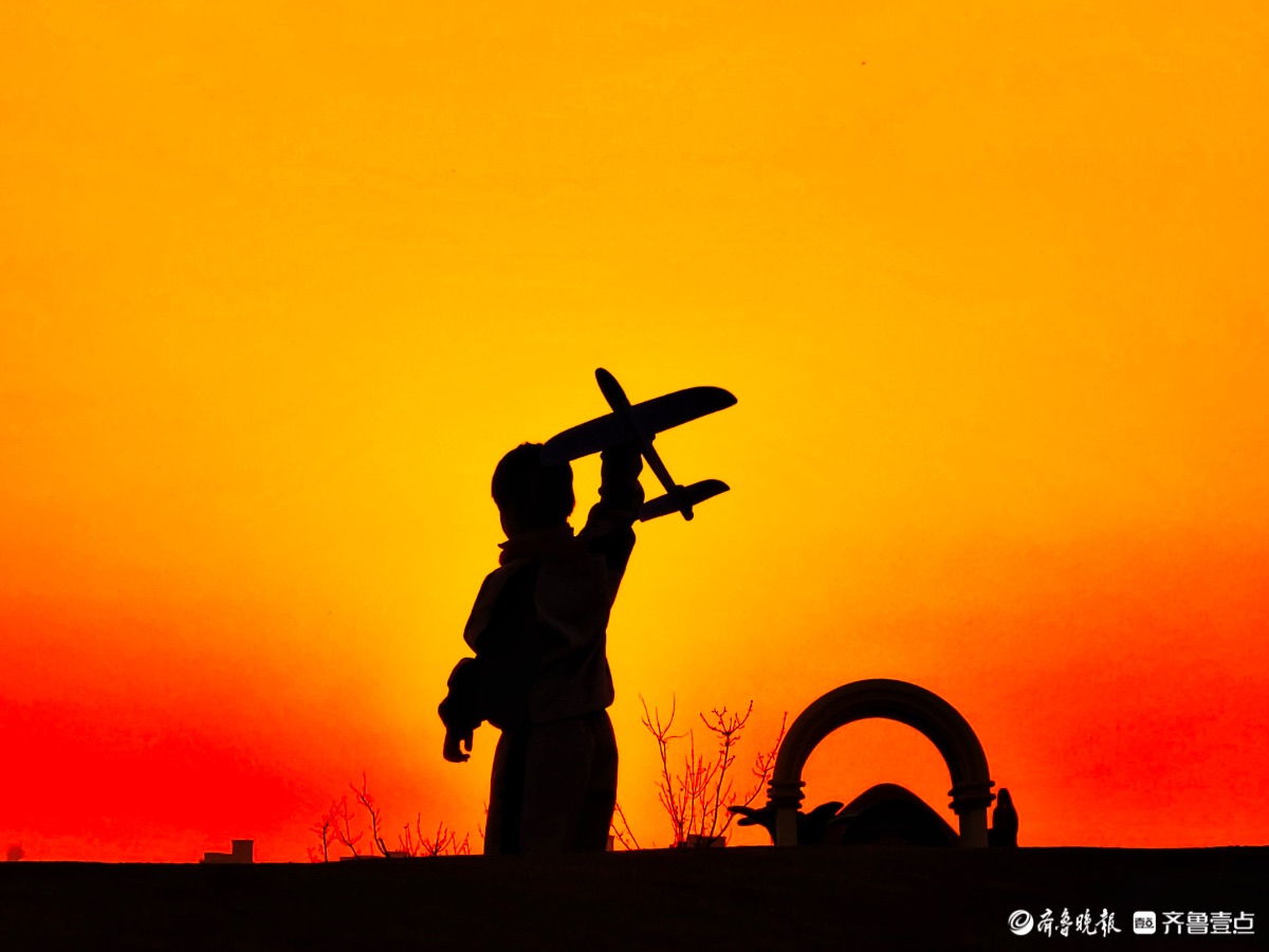 夕阳西下，儿童放飞梦想
