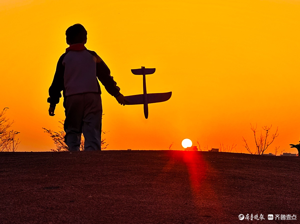 夕阳西下，儿童放飞梦想