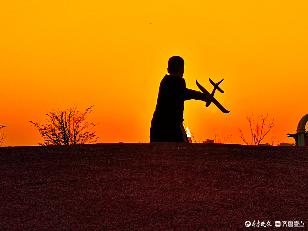 夕阳西下，儿童放飞梦想