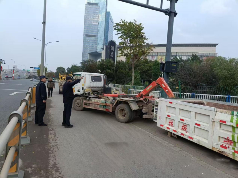 济南市中区十六里河：清理占道车厢，保障道路通畅