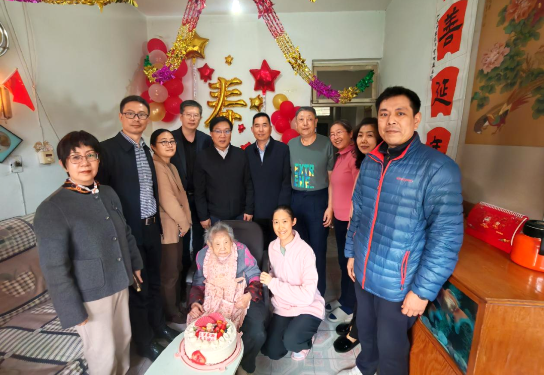 山东省中医院为百岁离休老干部虞华举办100岁寿辰庆典