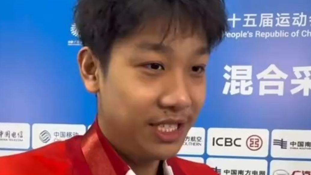 赛后称想体验做记者，十五运夺冠的张展硕拿起话筒现采亚军季新杰