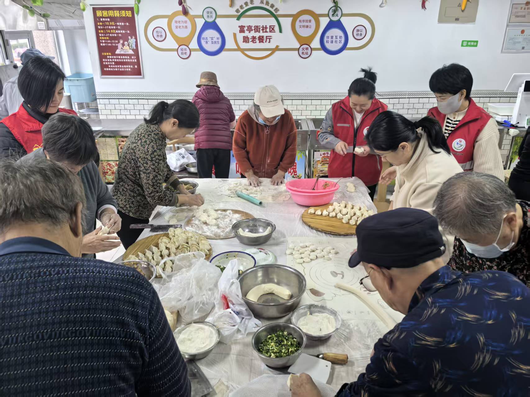 寒亭区杨家埠文旅事业发展中心睦邻助老餐厅托起幸福“夕阳红”