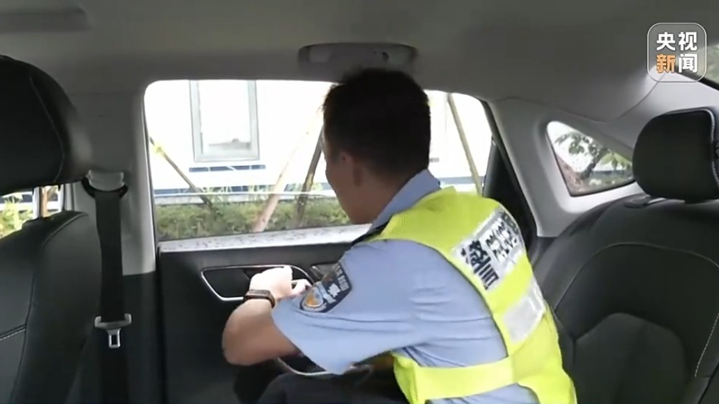 防范“开门杀”方法一：荷式开门法